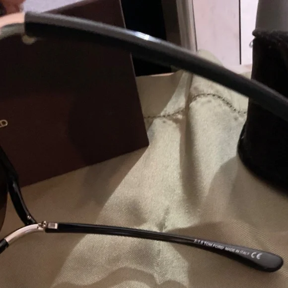 Tom Ford Astrid Oversized Dark Sunglasses ,61mm display picture 2